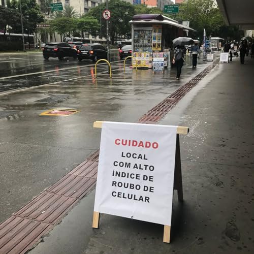 Placa com alerta de risco de roubos é colocada na avenida Faria Lima, em São Paulo by Unknown