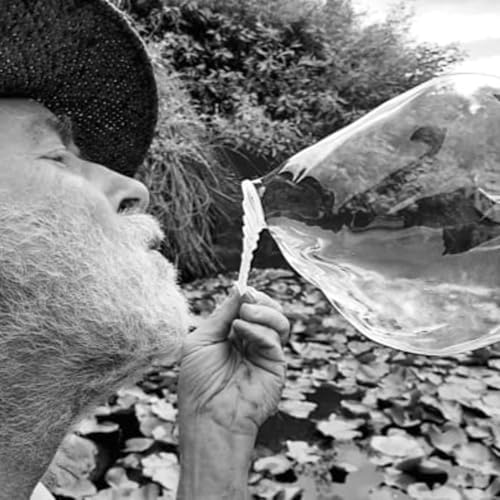 Die Weisheit des Herrn Parkinson. - Der gefeierte Schauspieler Justus Neumann setzt sich in seinem letzten Theaterstück mit seiner Parkinson-Erkrankung auseinander. by Unknown